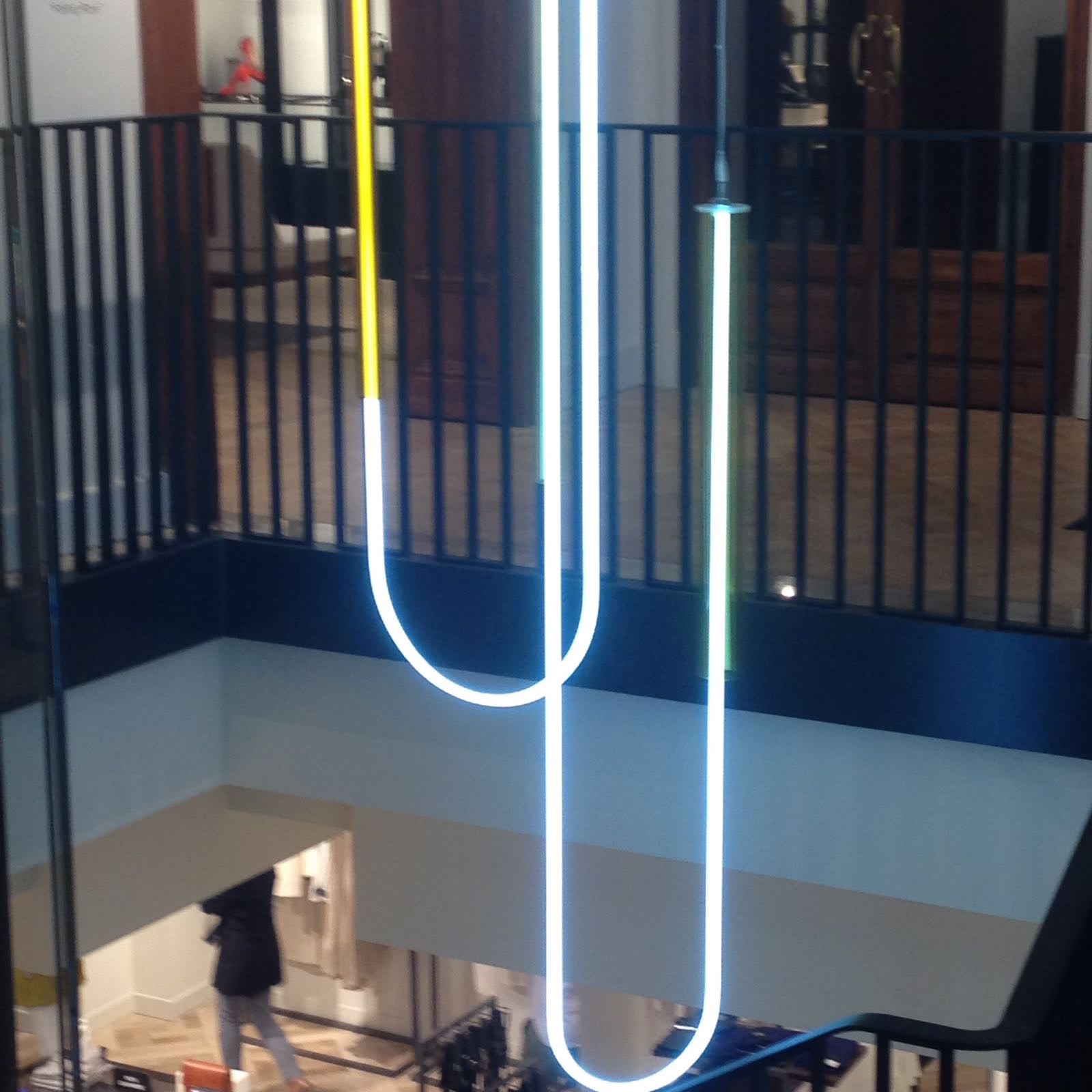 Neón LED en bar de Barcelona fabricado por Rótulos Avanti