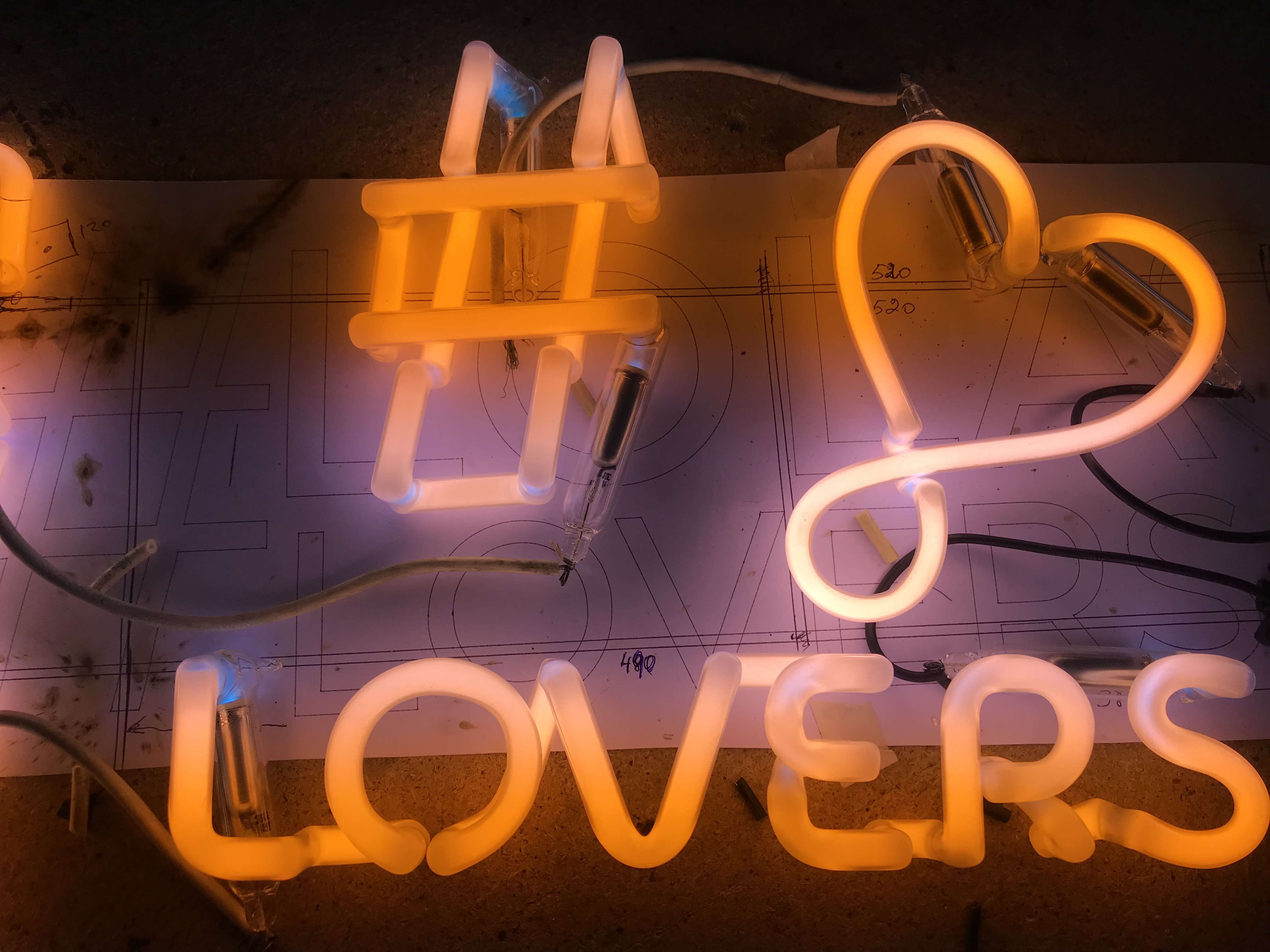 Lola Lovers neón LED evento