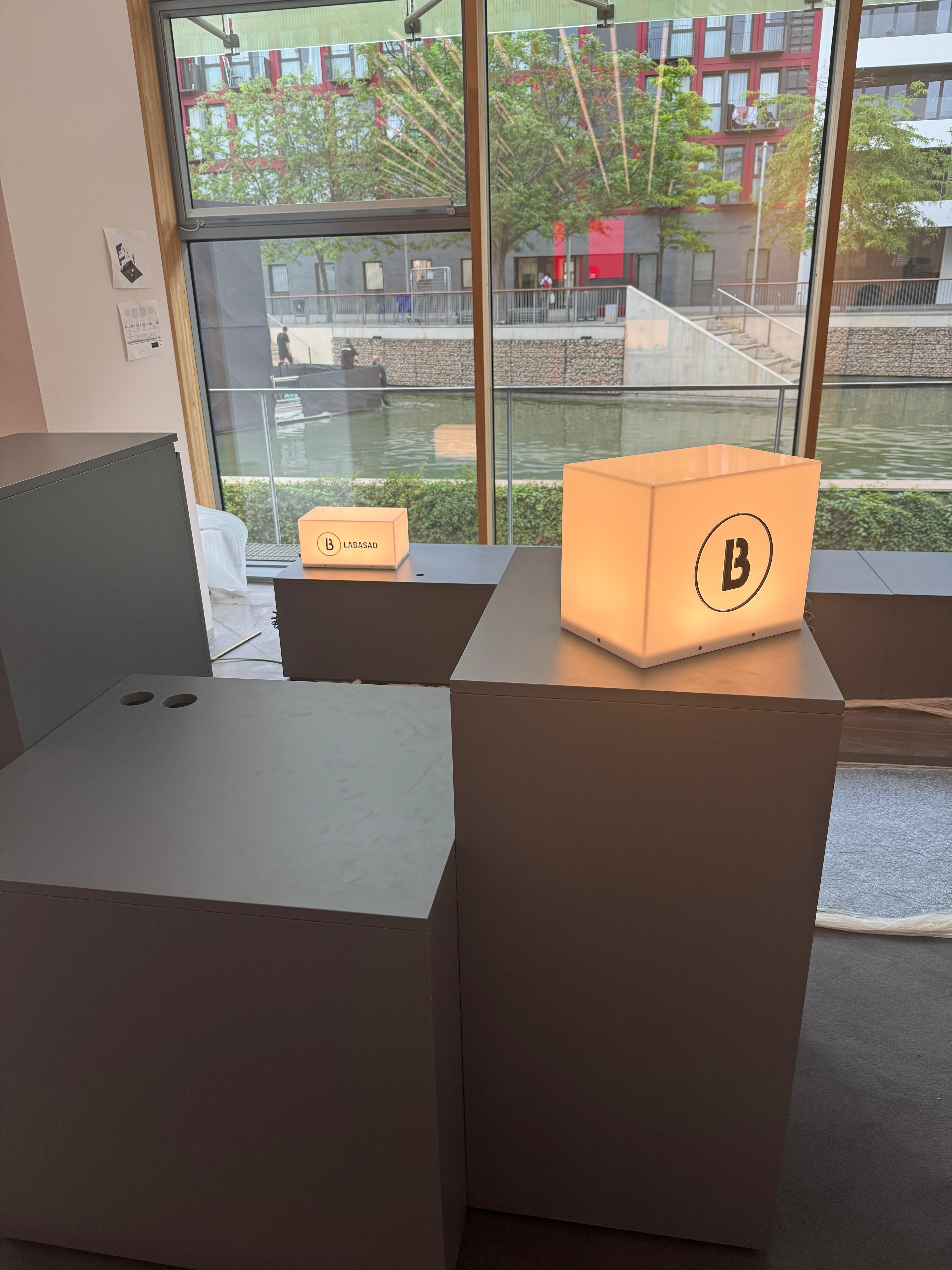Lámparas de metacrilato personalizadas con iluminación interna stand LABASAD