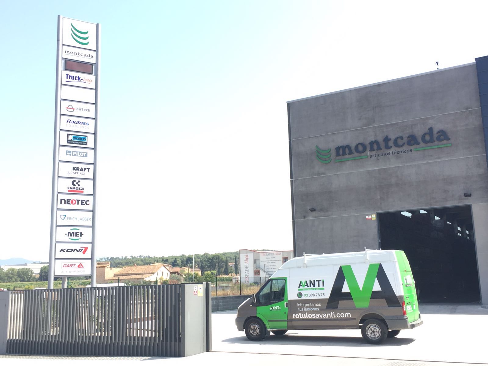 Rotulación fachada Montcada Artículos Técnicos sede corporativa