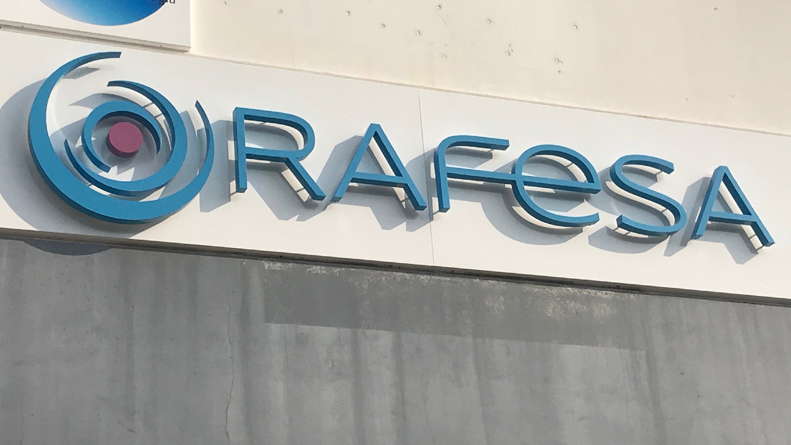 Rafesa rótulo fachada empresa industrial Barcelona