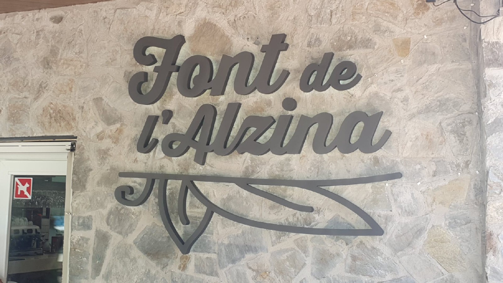 Font Alzina rotulación entrada letras corpóreas Barcelona
