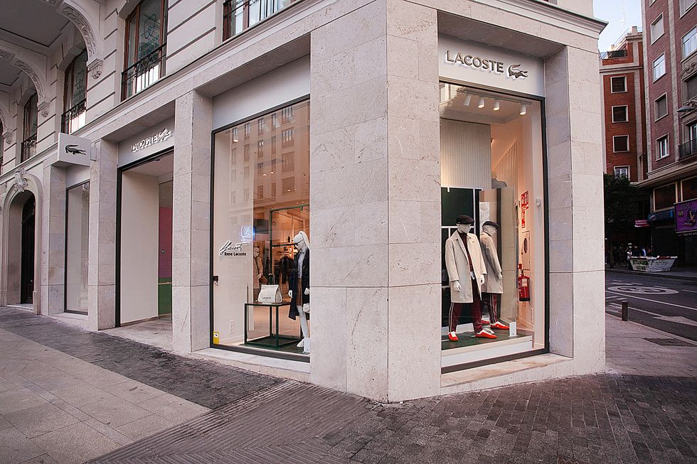 Lacoste Gran Vía Madrid rotulación exterior fachada