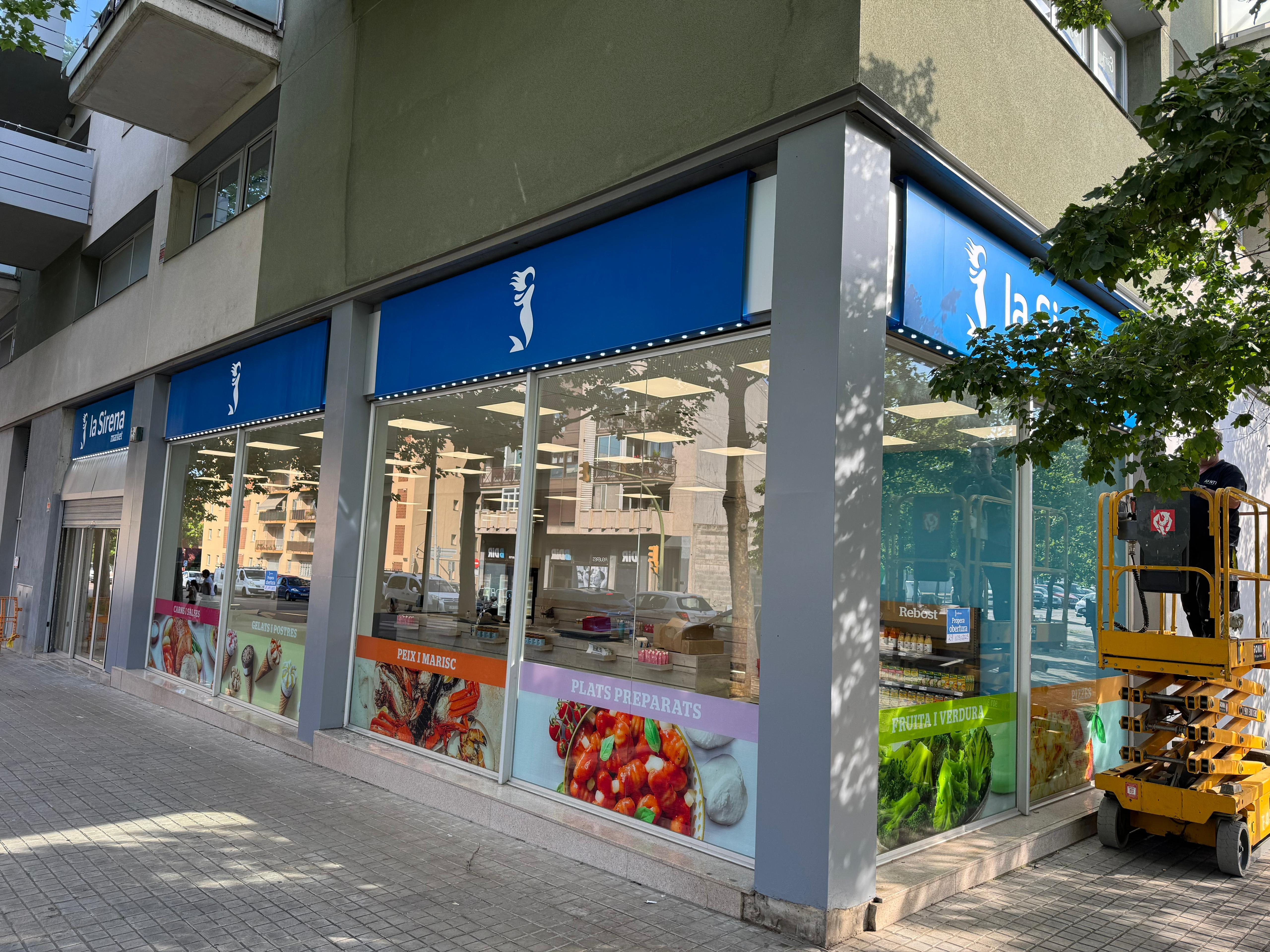 Instalación rótulo fachada La Sirena Barcelona — Rótulos Avanti
