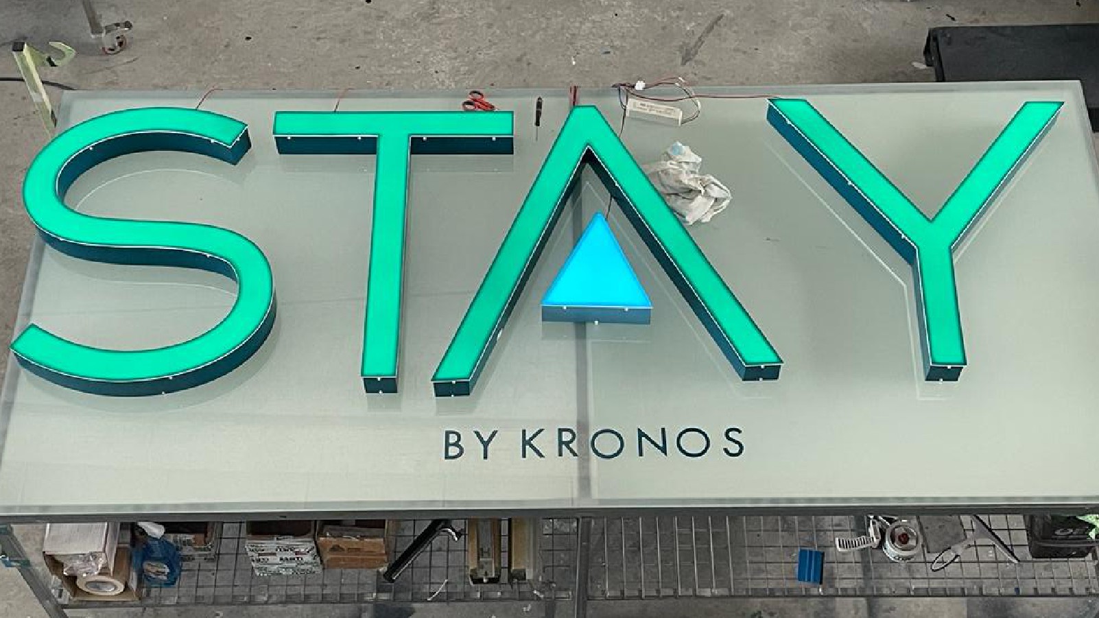 Stay Kronos rotulación letras corpóreas Barcelona
