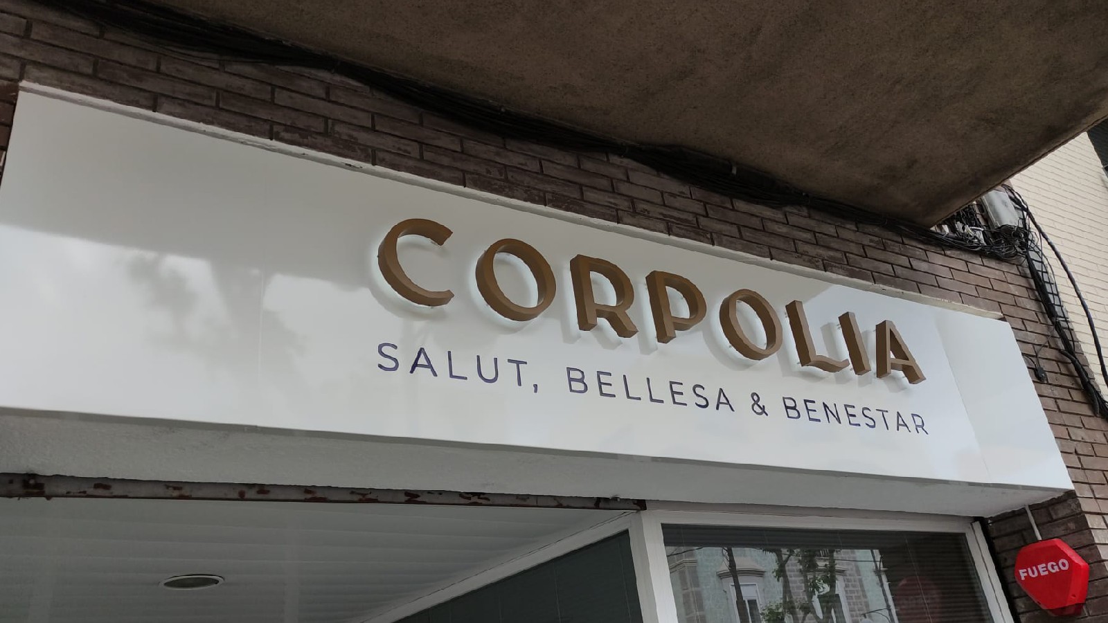 Rotulación Corpolia centro de salud y bienestar Barcelona