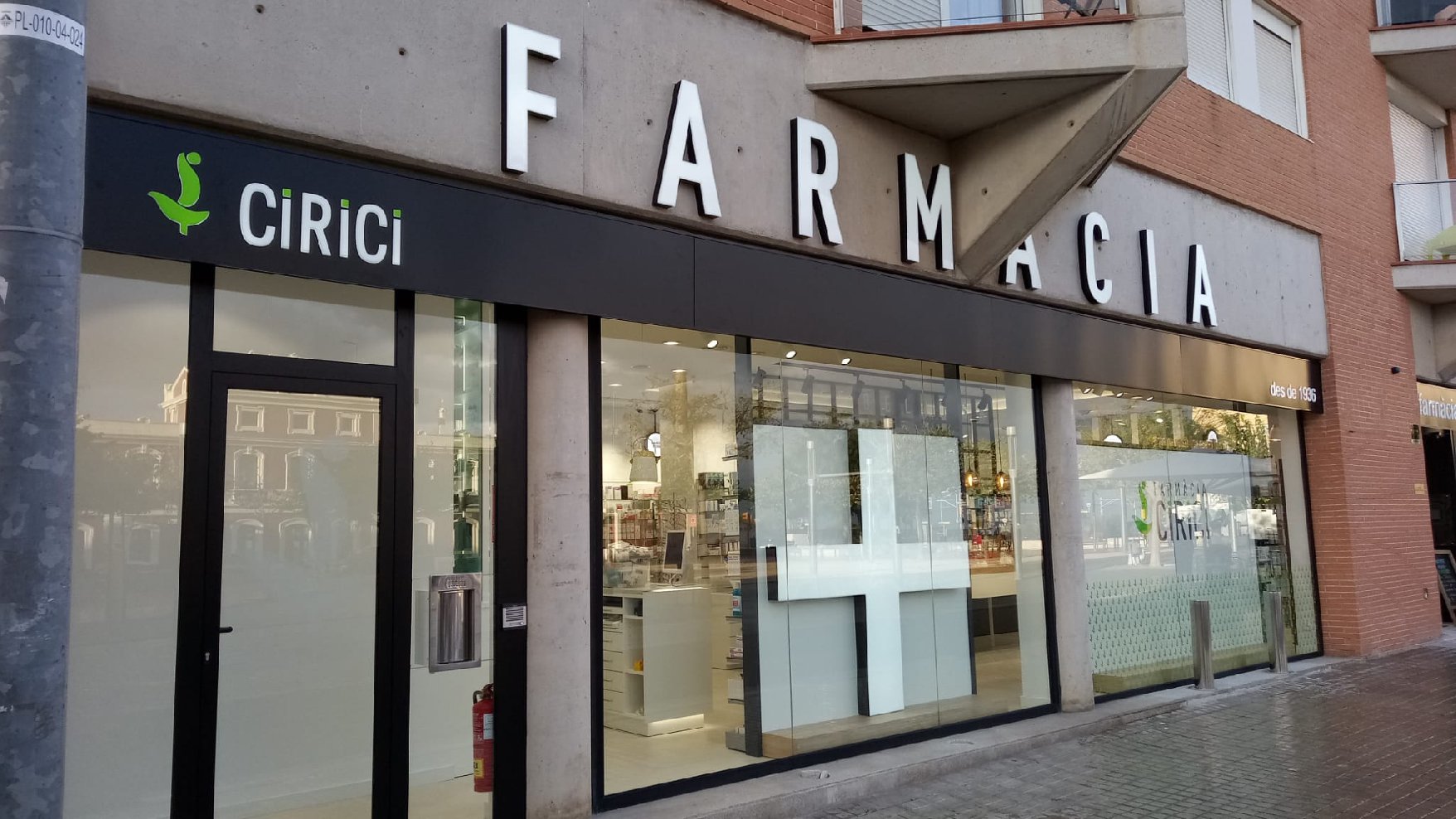 Farmacia Cirici letras corpóreas iluminadas fachada Montgat