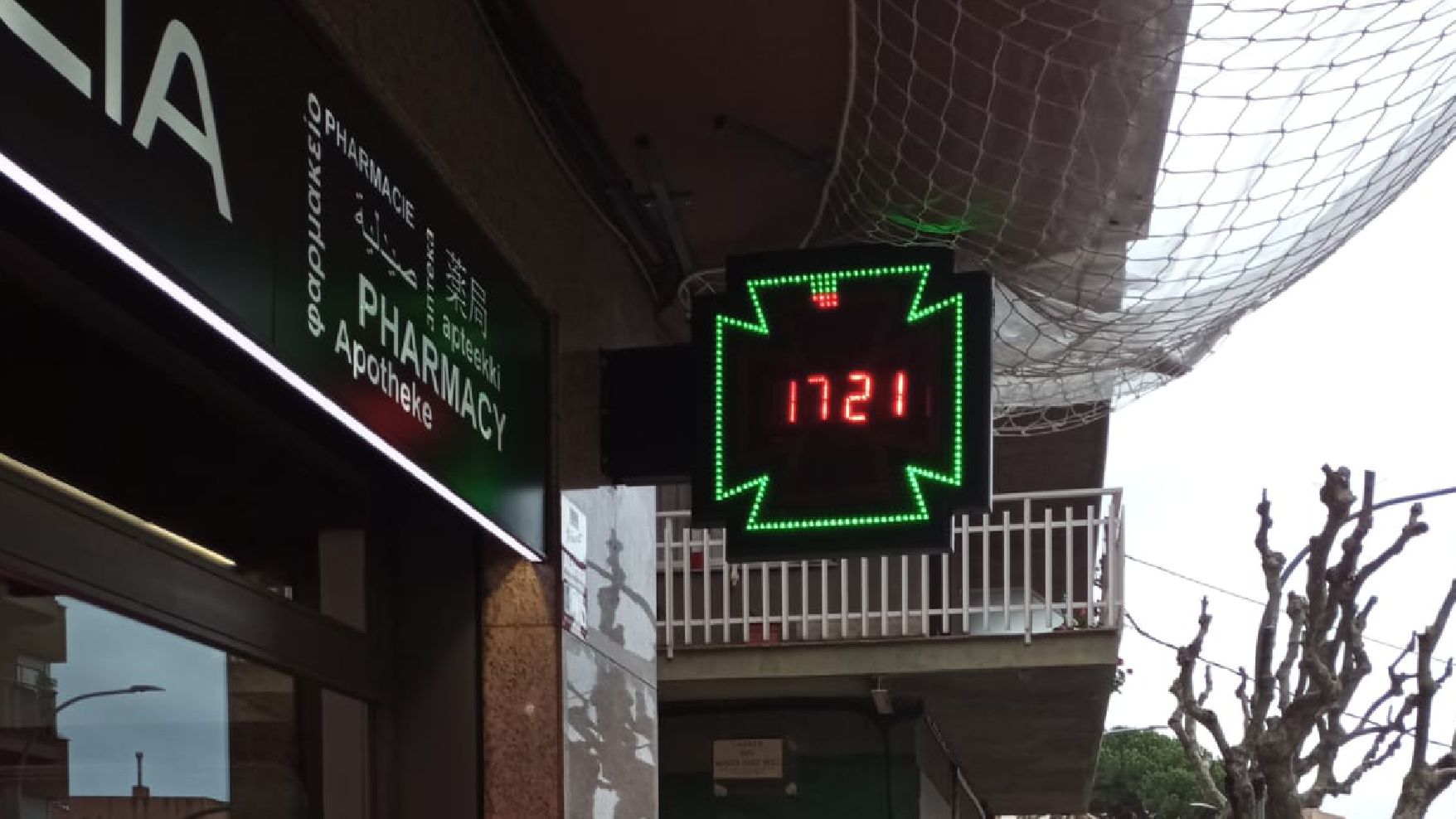 Farmacia Gamisans cruz farmacia LED instalada Barcelona