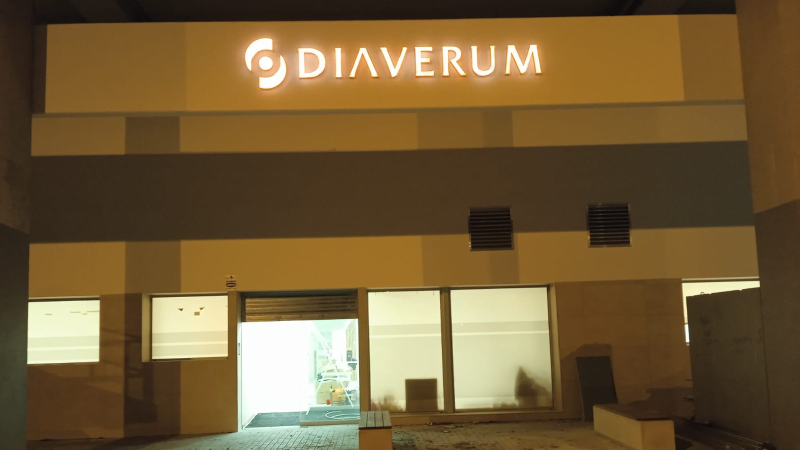 Diaverum lletres corpòries il·luminades LED nit Barcelona