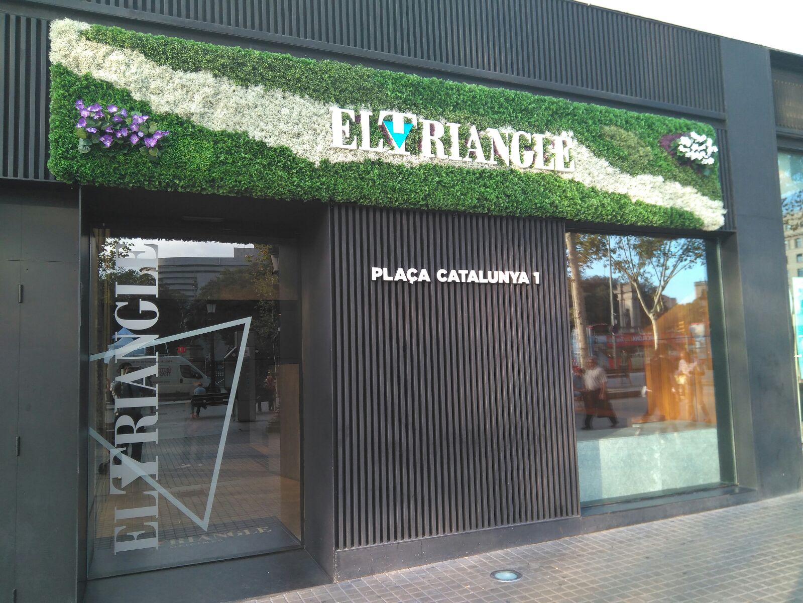El Triangle Barcelona lletres corpòries façana