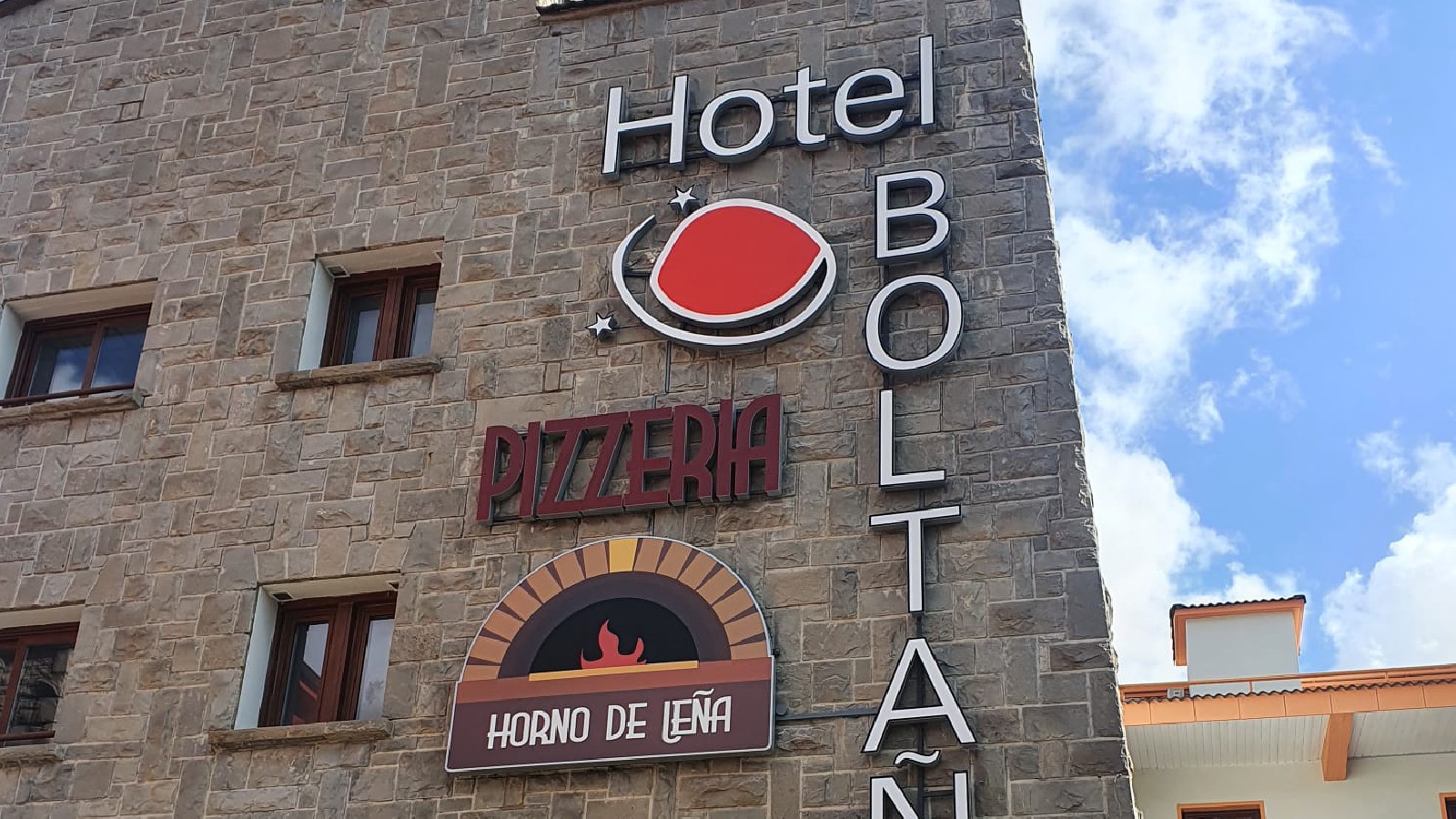 Hotel Boltaña lletres corpòries acer inoxidable façana