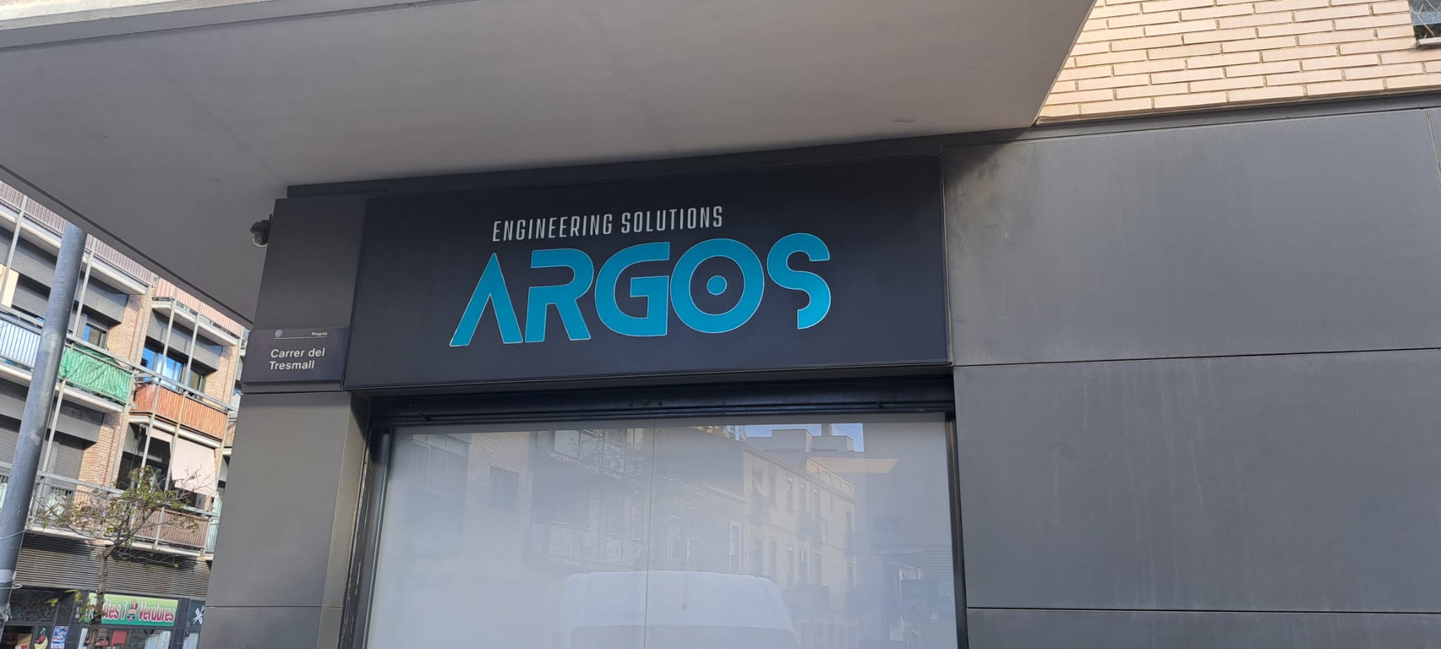 Argos rótulo luminoso fachada Barcelona