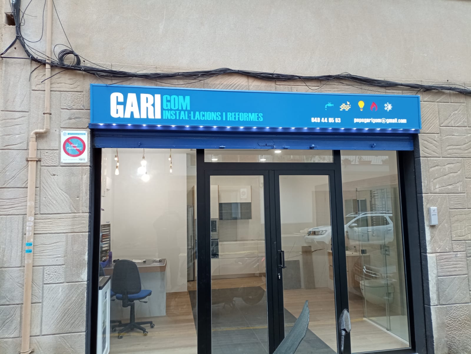GariGom rótulo luminoso LED fachada