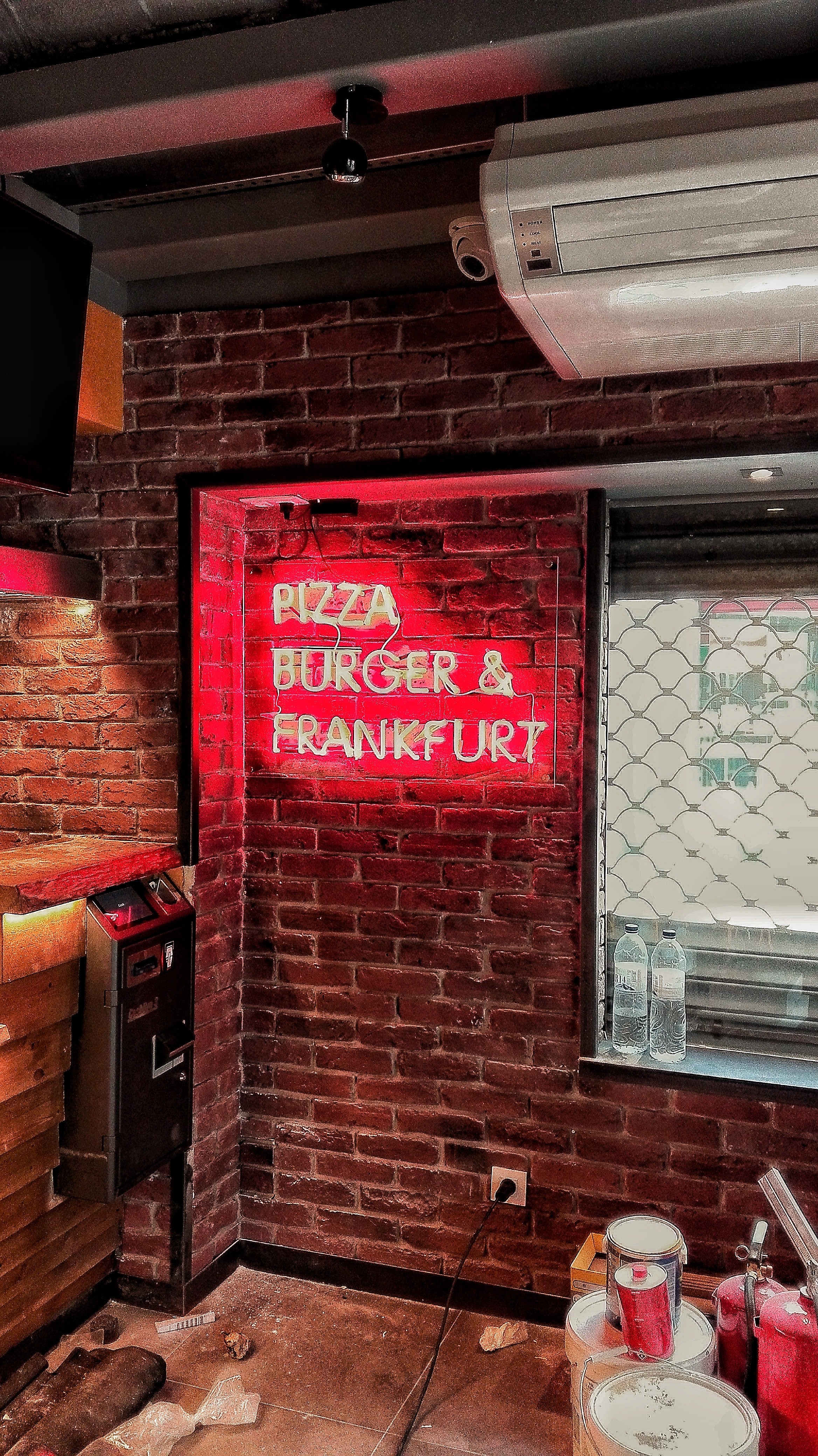 Pizza Burger Frank neó restaurant Barcelona