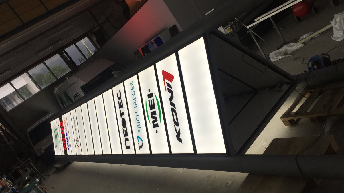 Instalación rótulo corporativo Montcada Barcelona