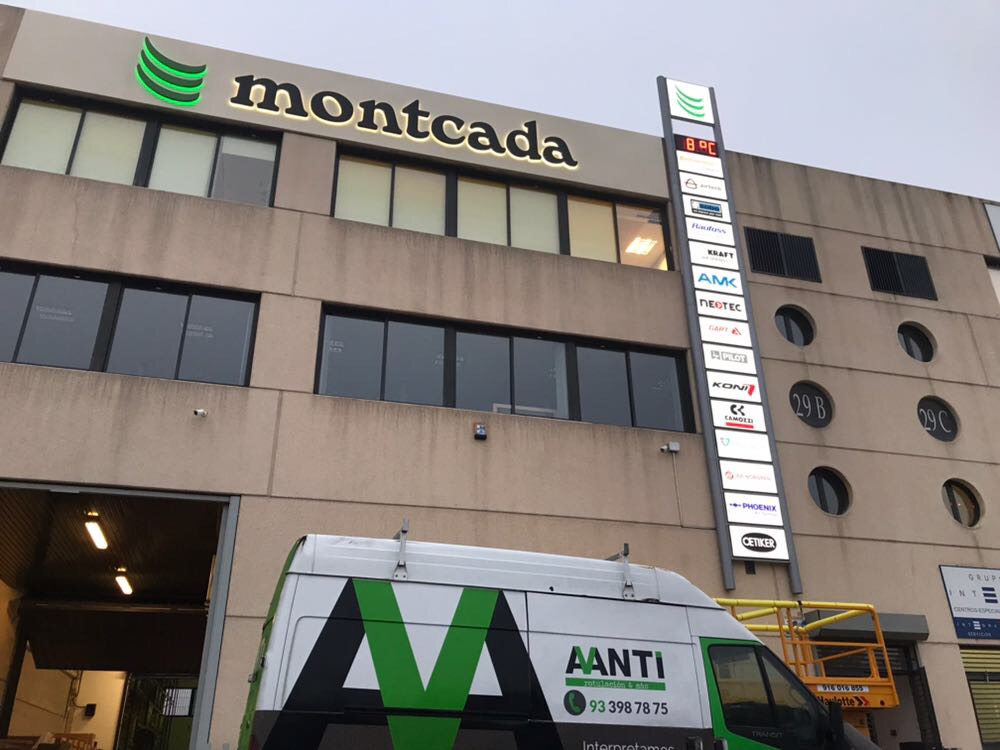 Tótem de acceso y monolito corporativo Barcelona