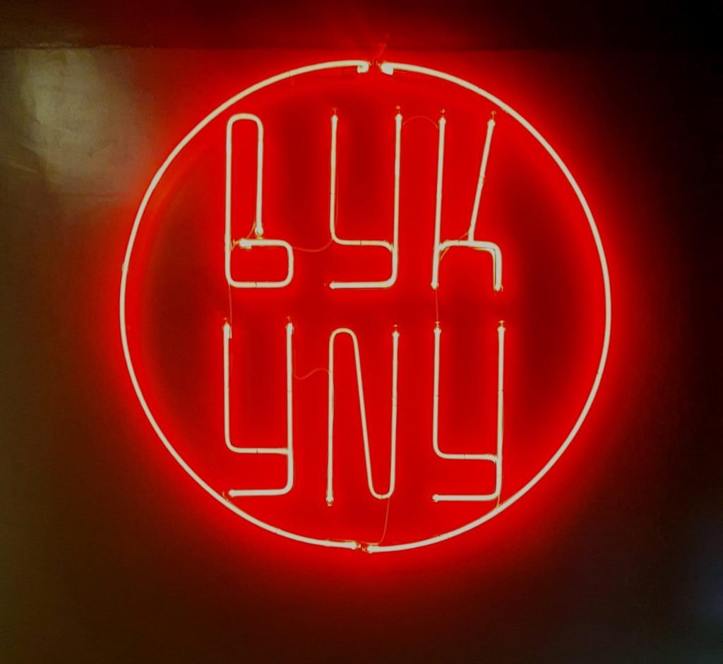 Rótulos de neón tradicionales para negocios y locales