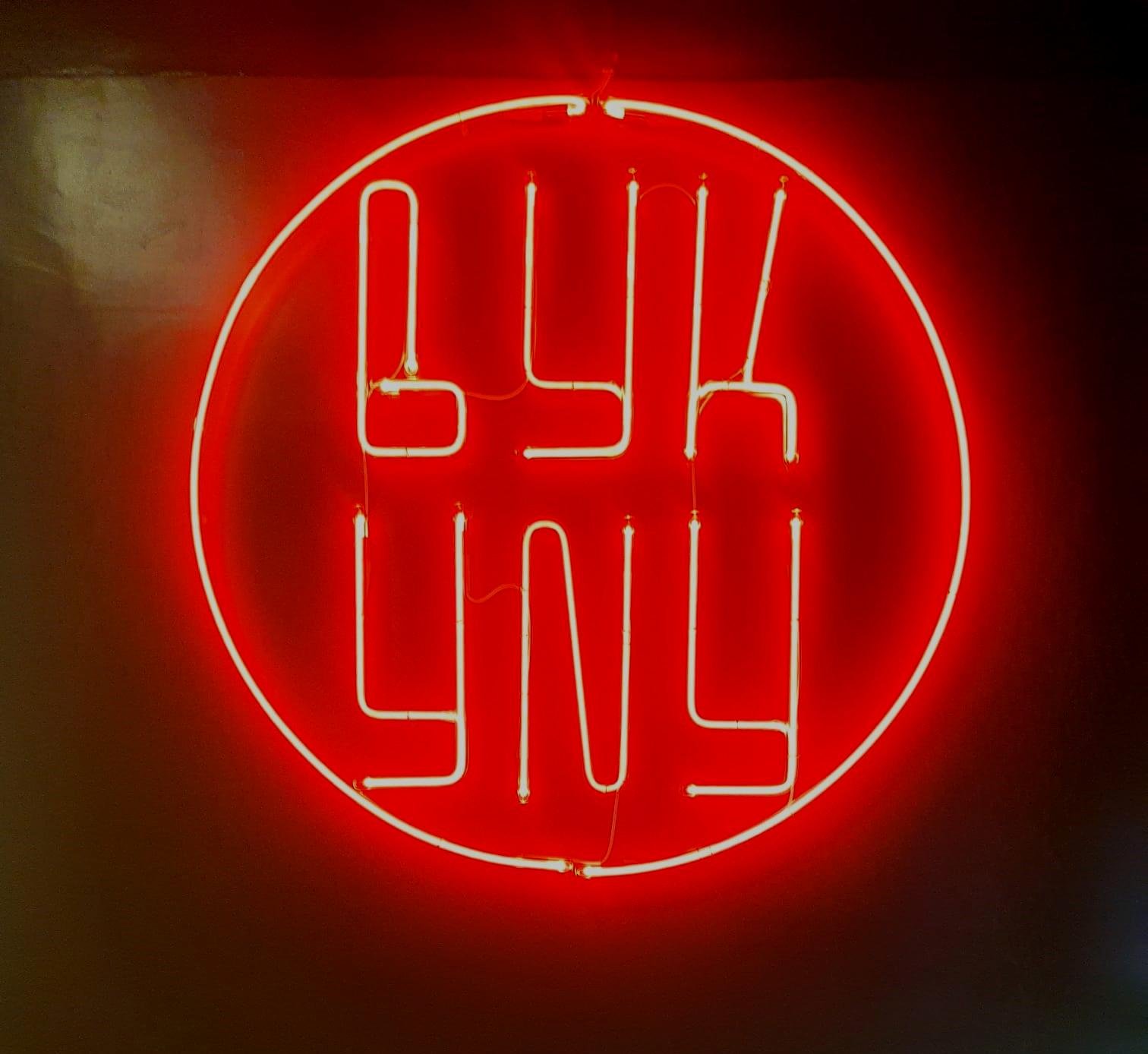 Rótulos de neón tradicionales para negocios y locales