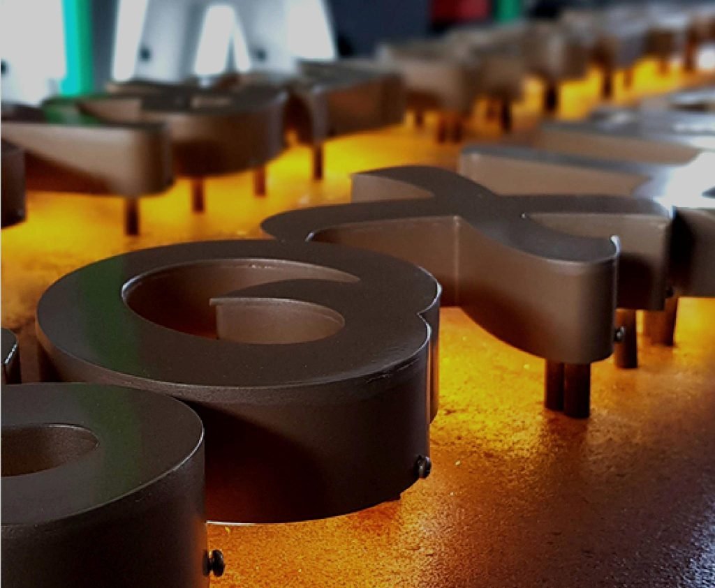 Letras corpóreas en aluminio con volumen e iluminación LED