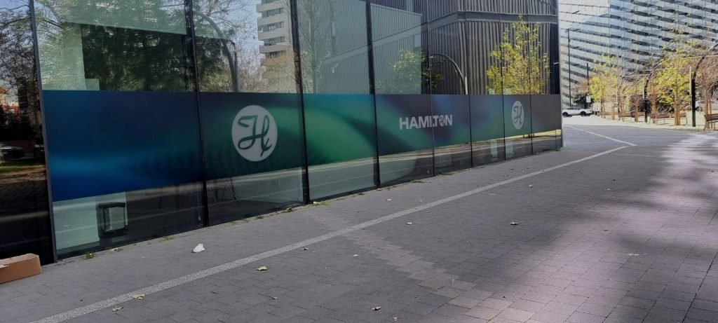 vinilos decorativos y señalética en oficina corporativa