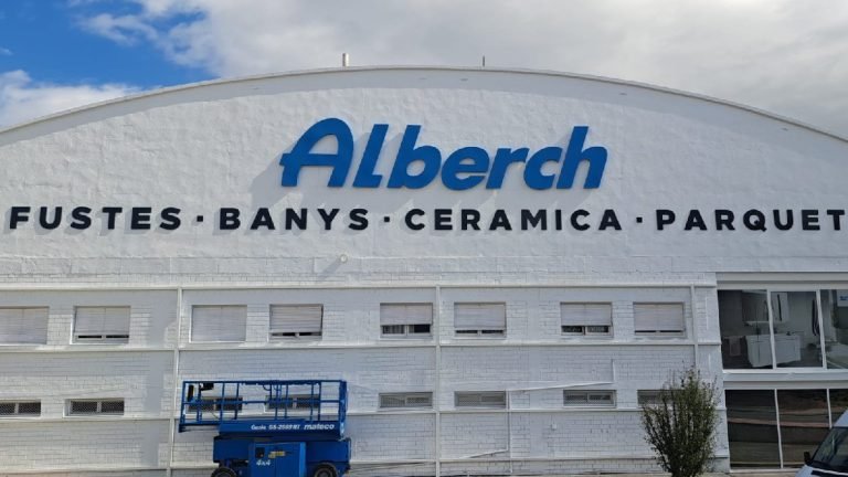 Letras corpóreas de gran formato instalación con grua