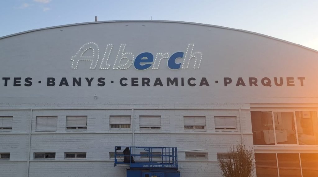 Letras corporeas de gran formato iluminadas