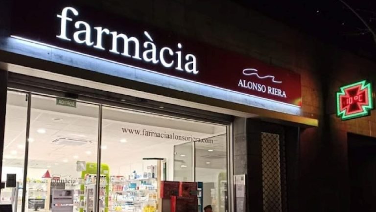 Diseño de rótulos de farmacia tradicionales con cruz verde