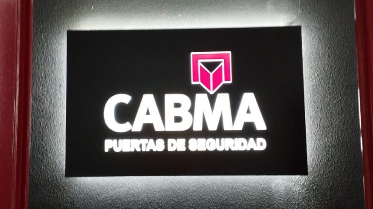 Rótulos de tienda modernos con iluminación LED