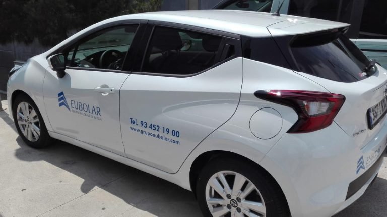 Coche rotulado con vinilos de alta durabilidad y protección solar