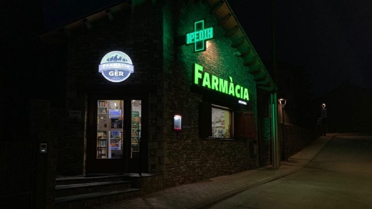 Rótulos personalizados para farmacias con logotipo corporativo