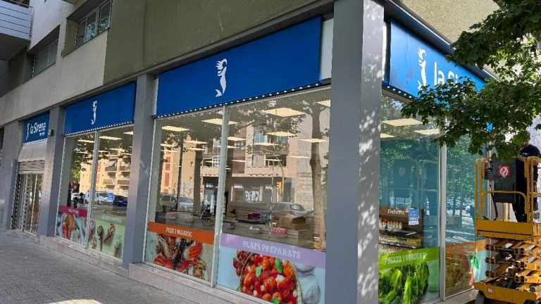 Rótulos de aluminio troquelado con iluminación