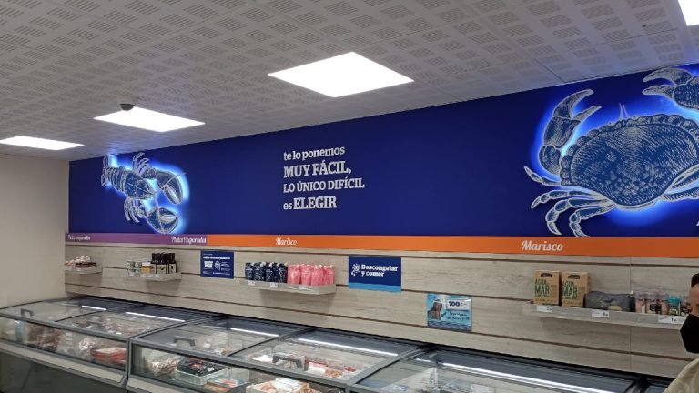 Decoración interior con iluminación para negocios