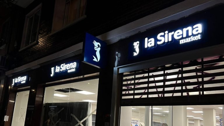Rótulo con letras corpóreas iluminadas para fachada comercial