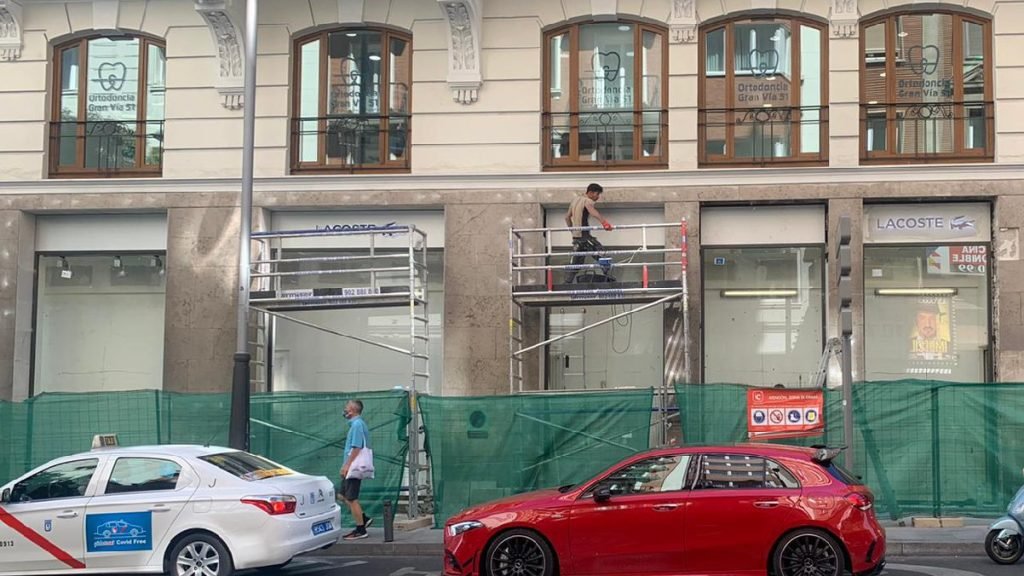 Instalación rótulo para tienda de moda