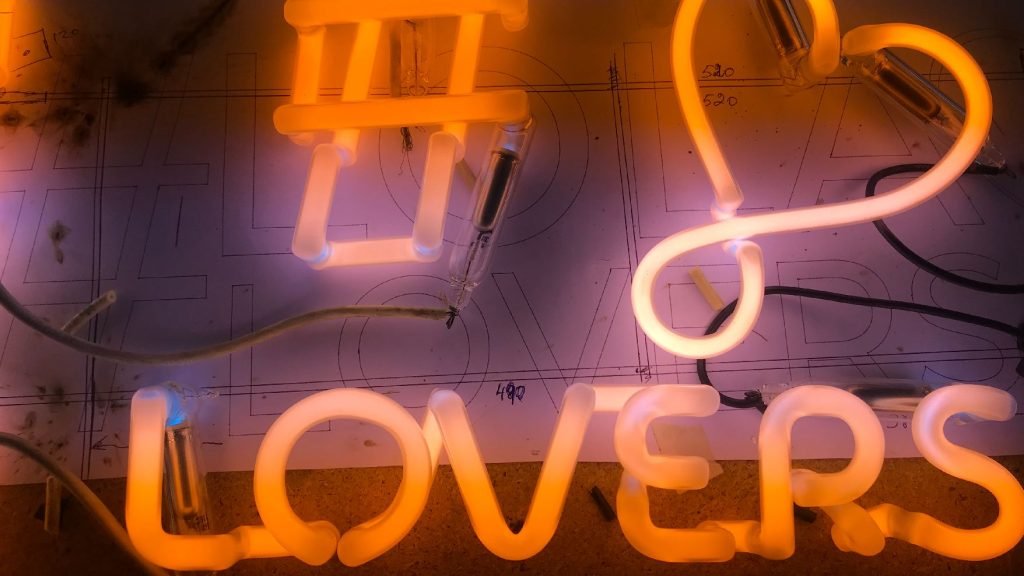 Rótulo de neón decorativo instalado en interior de tienda