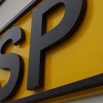 Rótulo exterior con letras corpóreas de gran tamaño