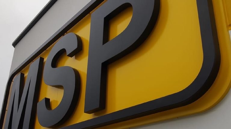 Rótulo exterior con letras corpóreas de gran tamaño