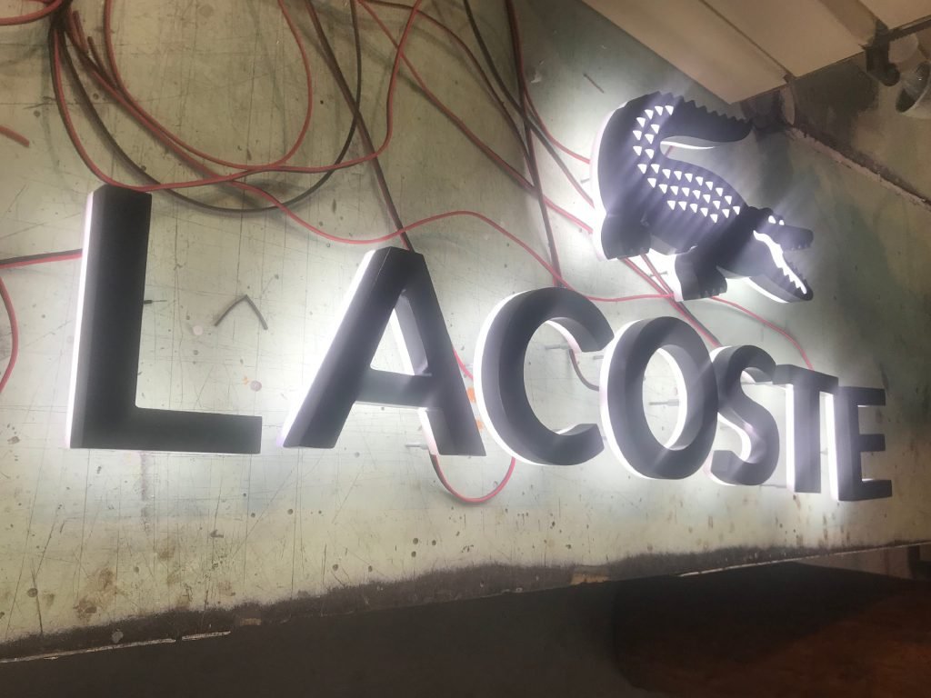 Letras corporeas para tienda de moda