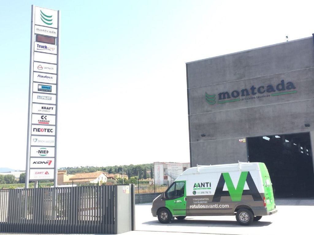 Rótulo de gran formato en fachada de nave industrial | Rótulos Avanti