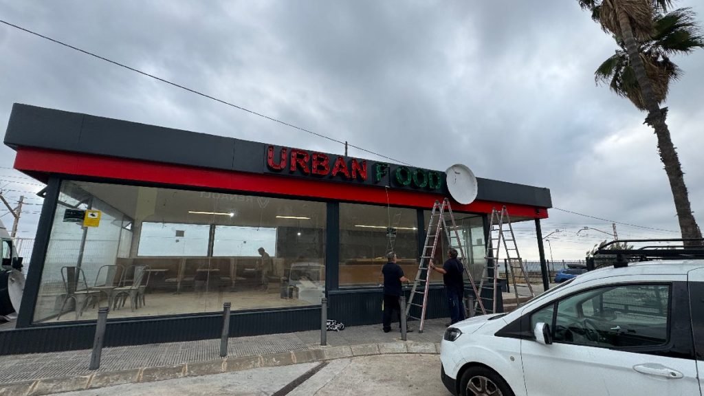 Instalación de rótulo en Badalona