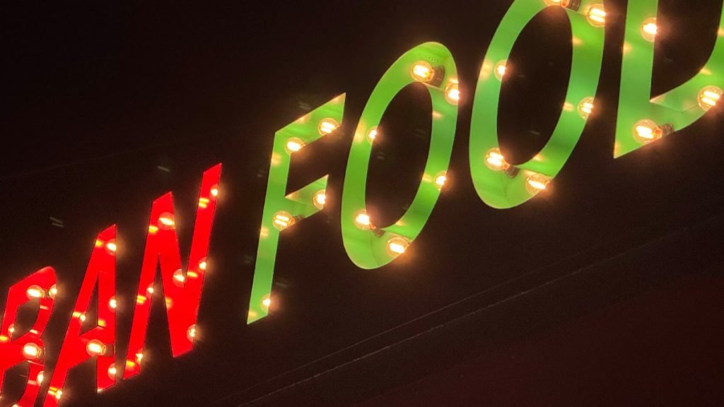 Rótulo de letras corpóreas con bombillas vistas