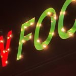 Rótulo de letras corpóreas con bombillas vistas